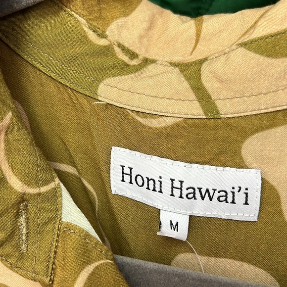 Honi Hawai’i puakenikeni button down dress, tan/olive color. Size M. pockets. - Picture 4 of 4